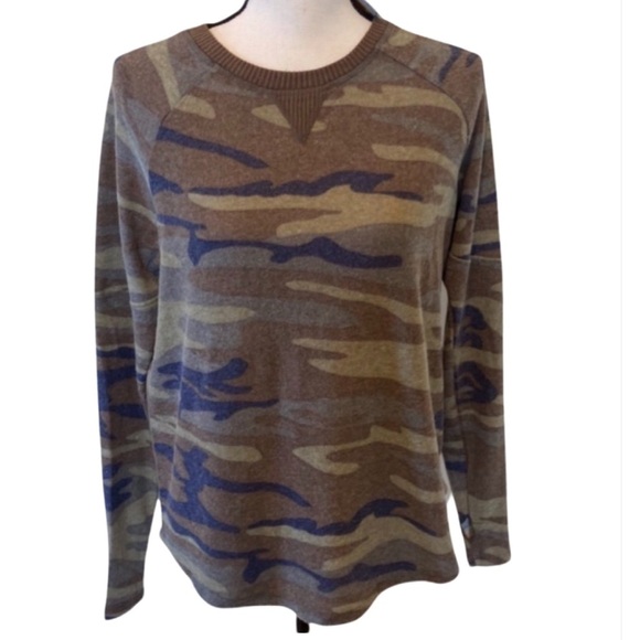 NWT- C&C California Thumbhole Top - Picture 2 of 3